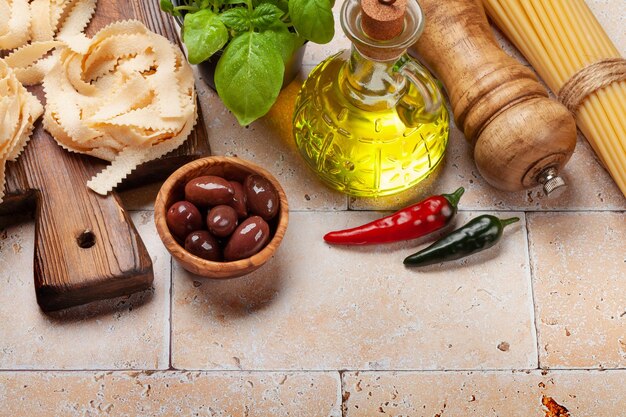 Składniki na drewnianym stole